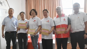 安顺市红十字会党支部开展“七一”主题党日活动，走访慰问党员志愿者代表